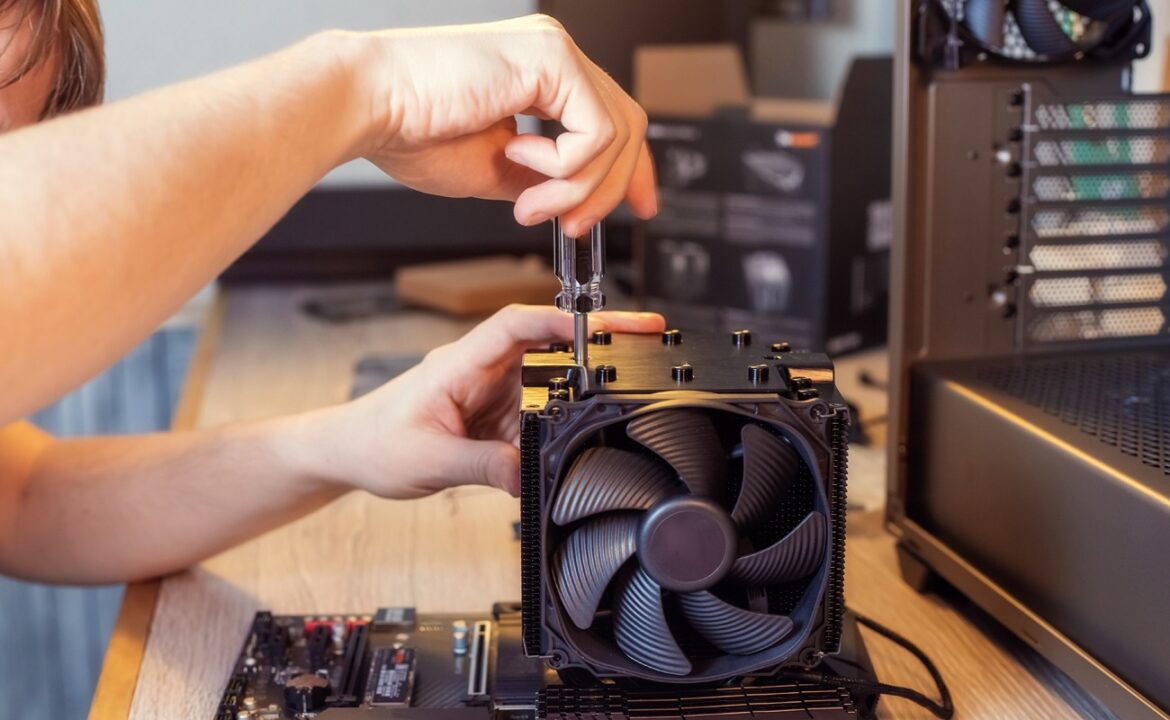 nstallation d'un refroidisseur sur un processeur d'ordinateur d'un technicien maintenance informatique dans une entreprise
