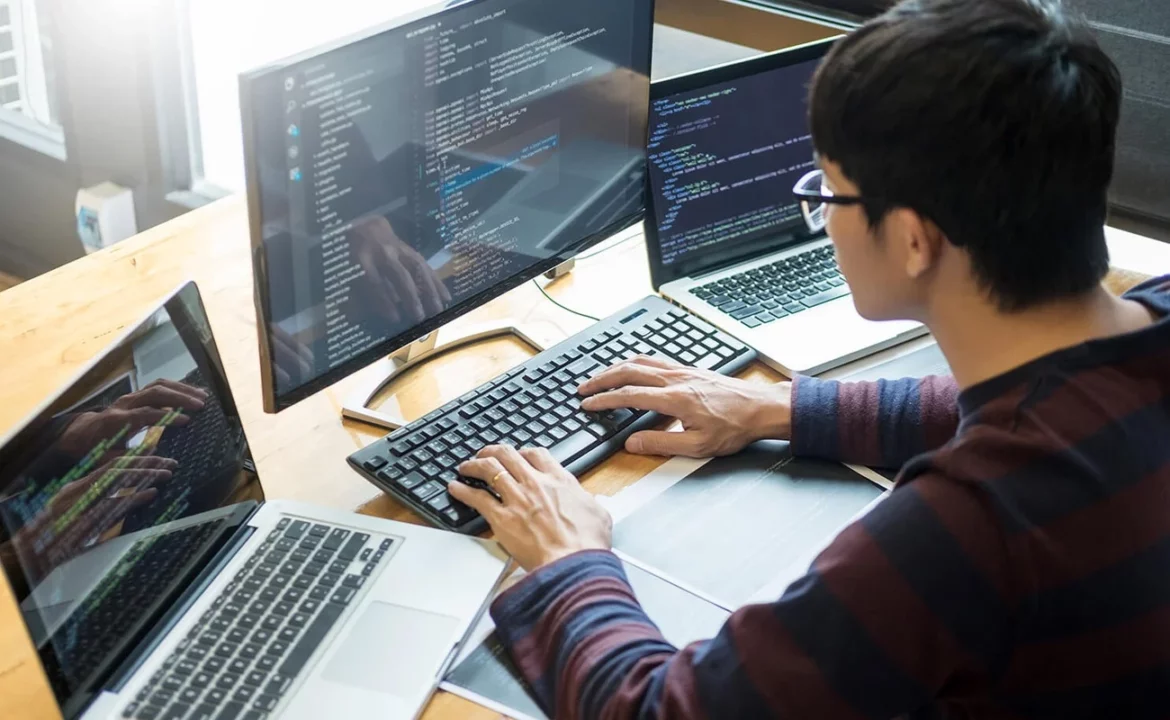 un développeur freelance qui travail sur pc