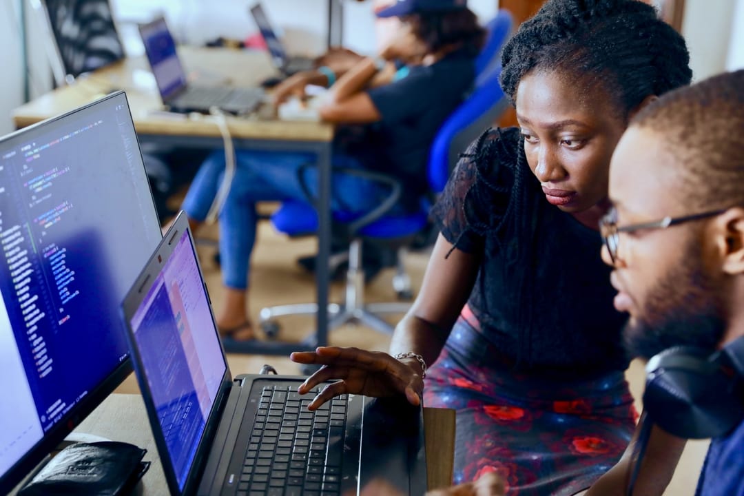 2 jeunes ingénieurs en informatique en train de travailler