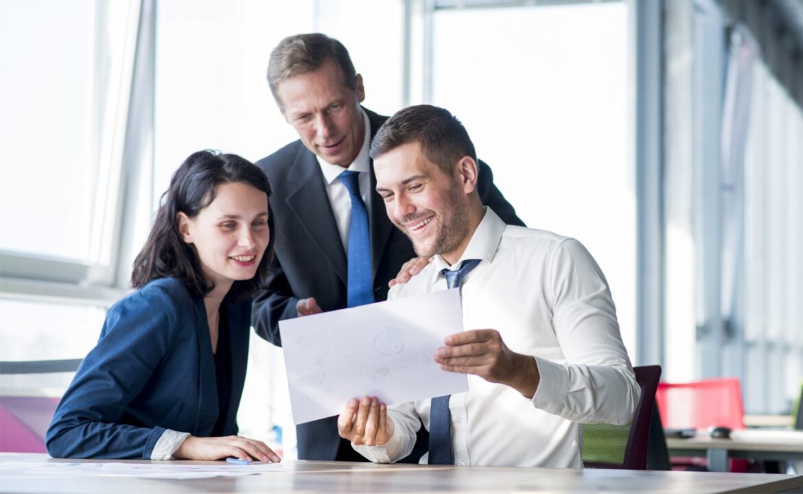 Groupe de gens d'affaires regardant le plan de la page carrière