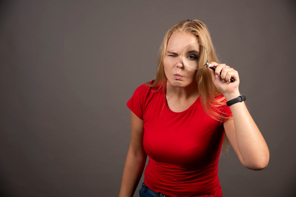 fille regarde dans un loupe