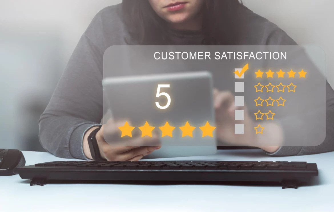 une femme dans un avis en ligne sur un site pour l'e-réputation